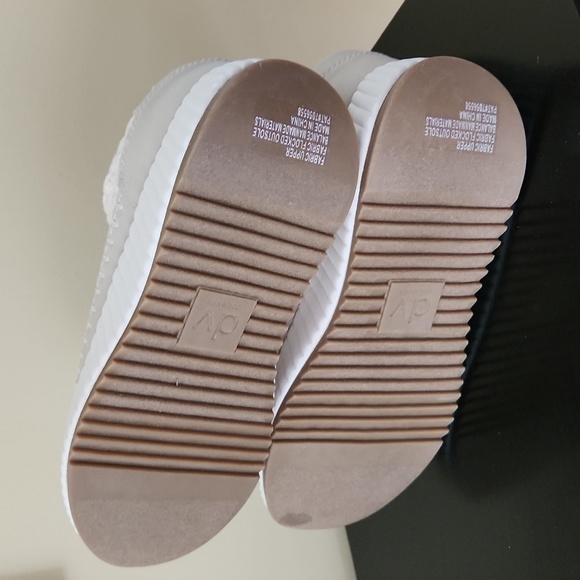 New Dolce Vita Fredi Dolan platform sneakers in ecru and white. - Picture 4 of 4